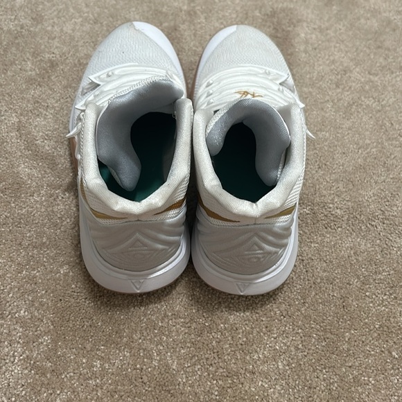 size 4y boys nike kyrie irving shoes(fits size 5 women) - Picture 3 of 4